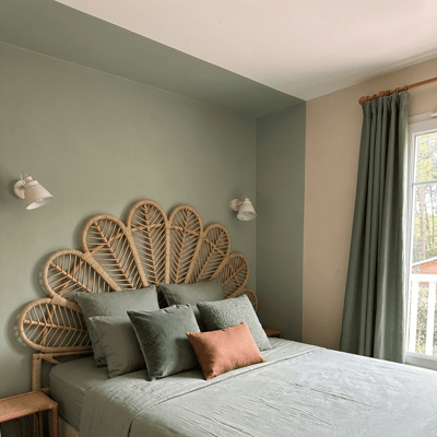 Chambre avec lit double et balcon
