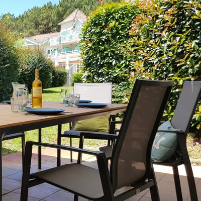 Terrasse ensoleillée avec vue sur le jardin