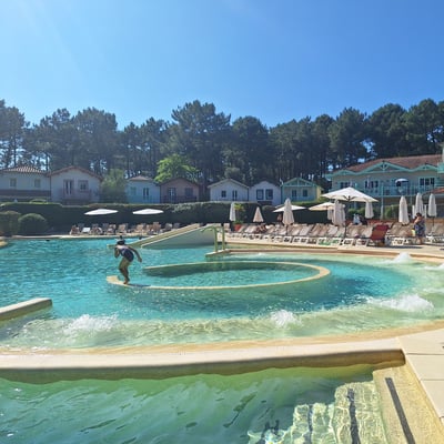 Grande piscine chauffée avec bains à remous