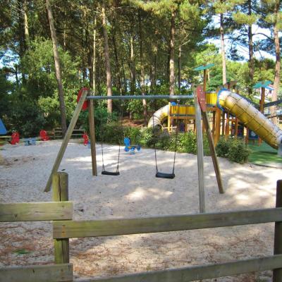Aire de jeux avec balançoires et toboggans