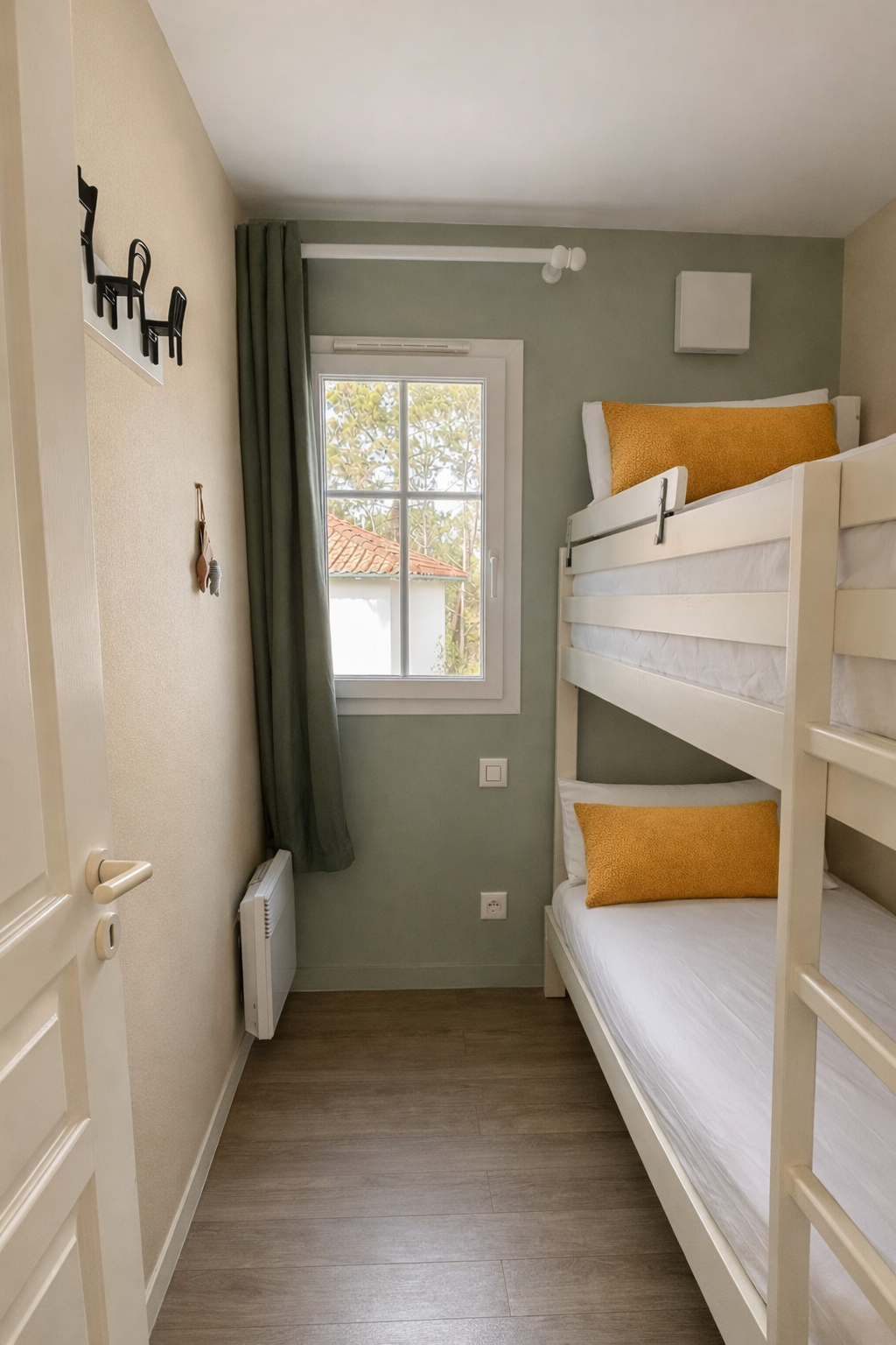 Chambre claire avec lits superposés