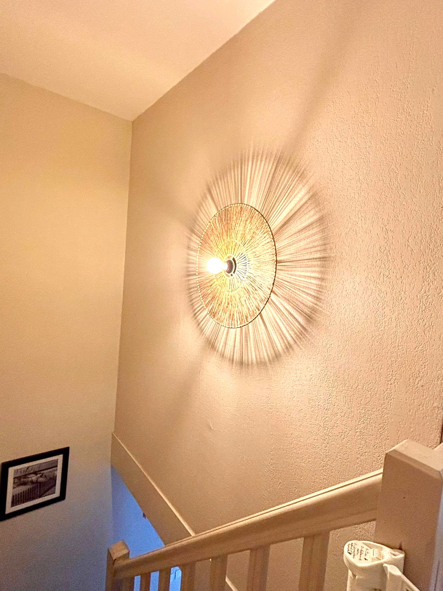 Luminaire avec jeu d'ombres rappelant les rayons du soleil