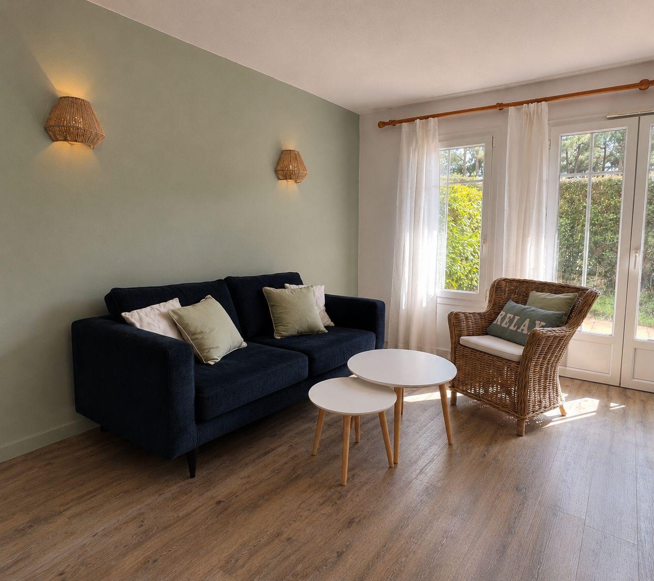Coin canapé avec fauteuil et table basse dans salon convivial et ensoleillé